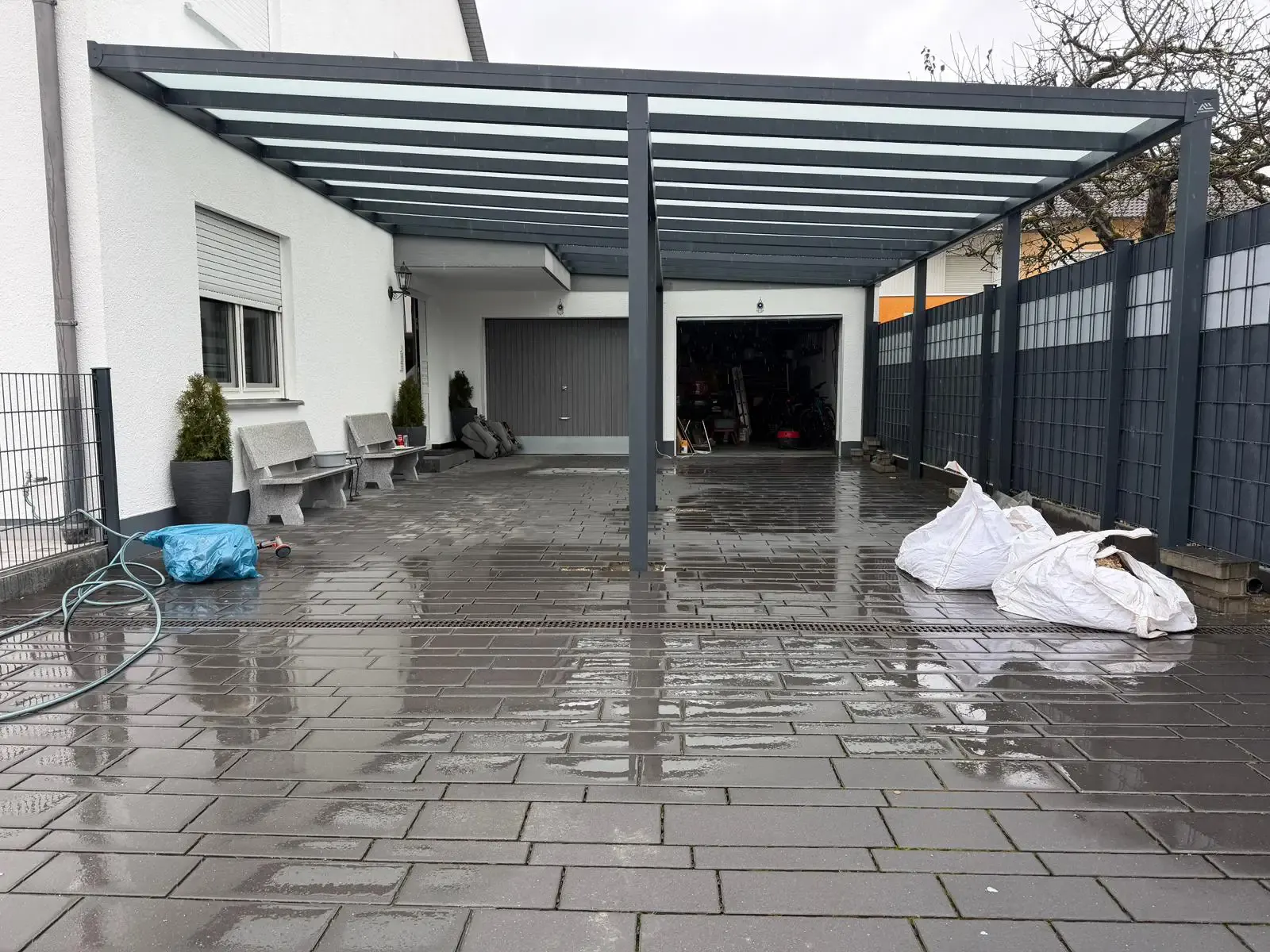 Großes Carport mit Wandanschluss in Aichach in Anthrazit mit VSG Mattglas und LED-Beleuchtung