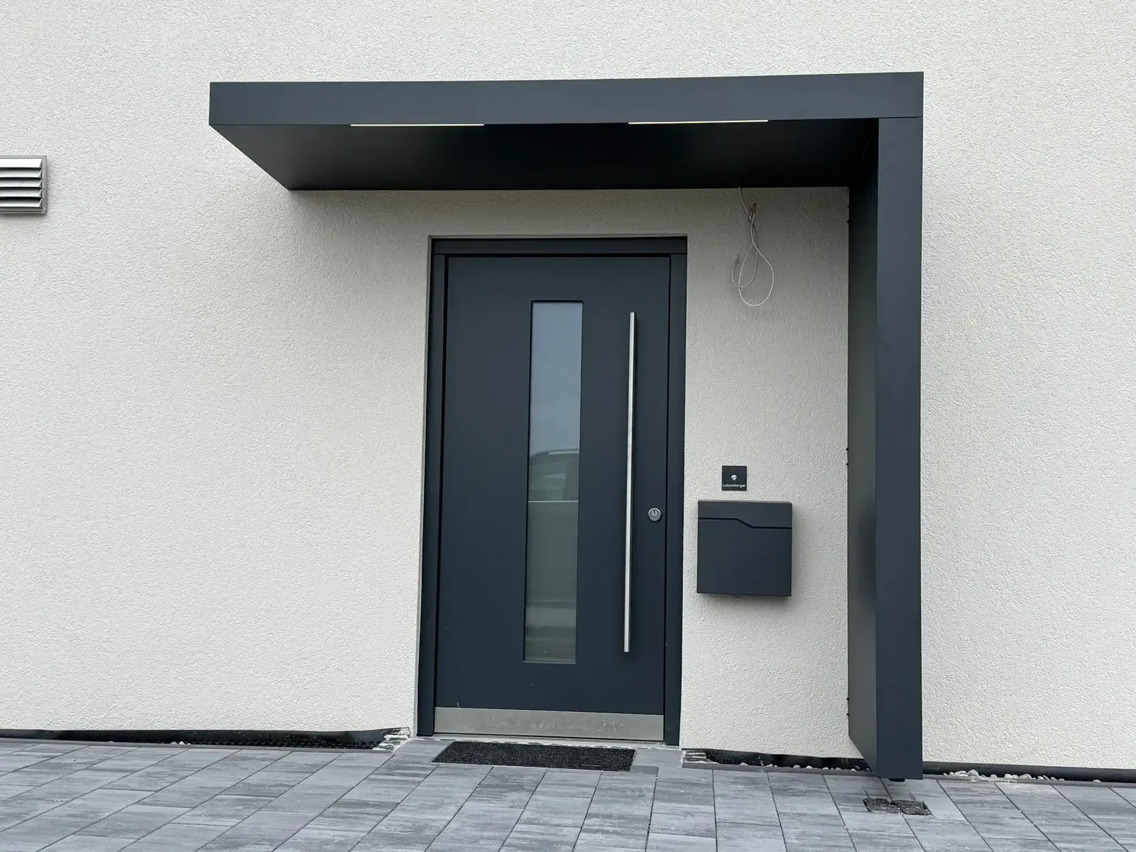 Moderne Eingangsüberdachung in Bobingen mit Seitenwand