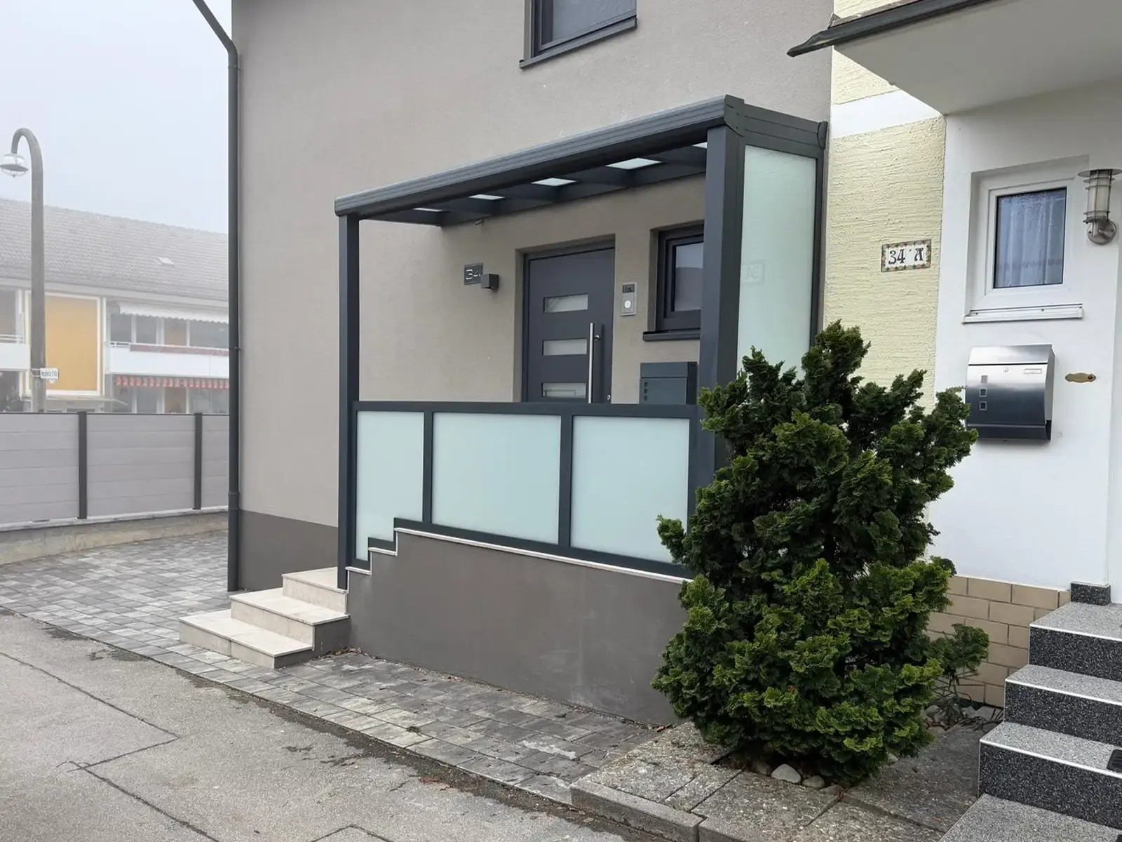 Vordach Kaufbeuren im Allgäu aus Aluminium und Glas