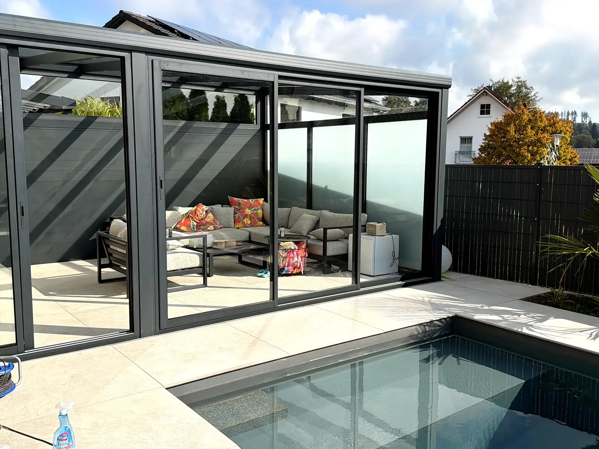 Terrassenüberdachung in Fischach bei Augsburg in Anthrazit mit Glasschiebeanlage direkt am Pool