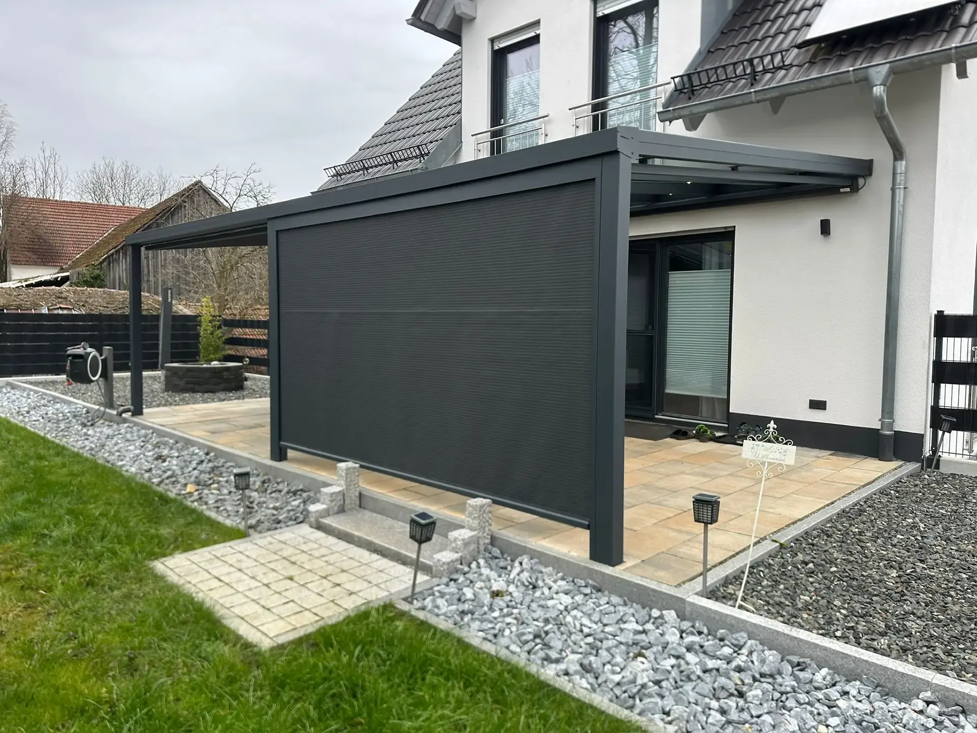 Terrassenüberdachung mit Senkrechtmarkise Oberottmarshausen