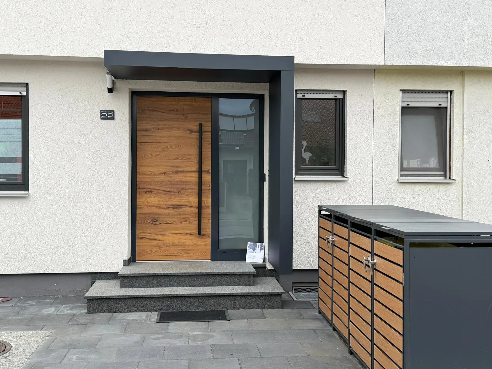 Moderne Eingangsüberdachung in Obermeitingen mit Seitenwand