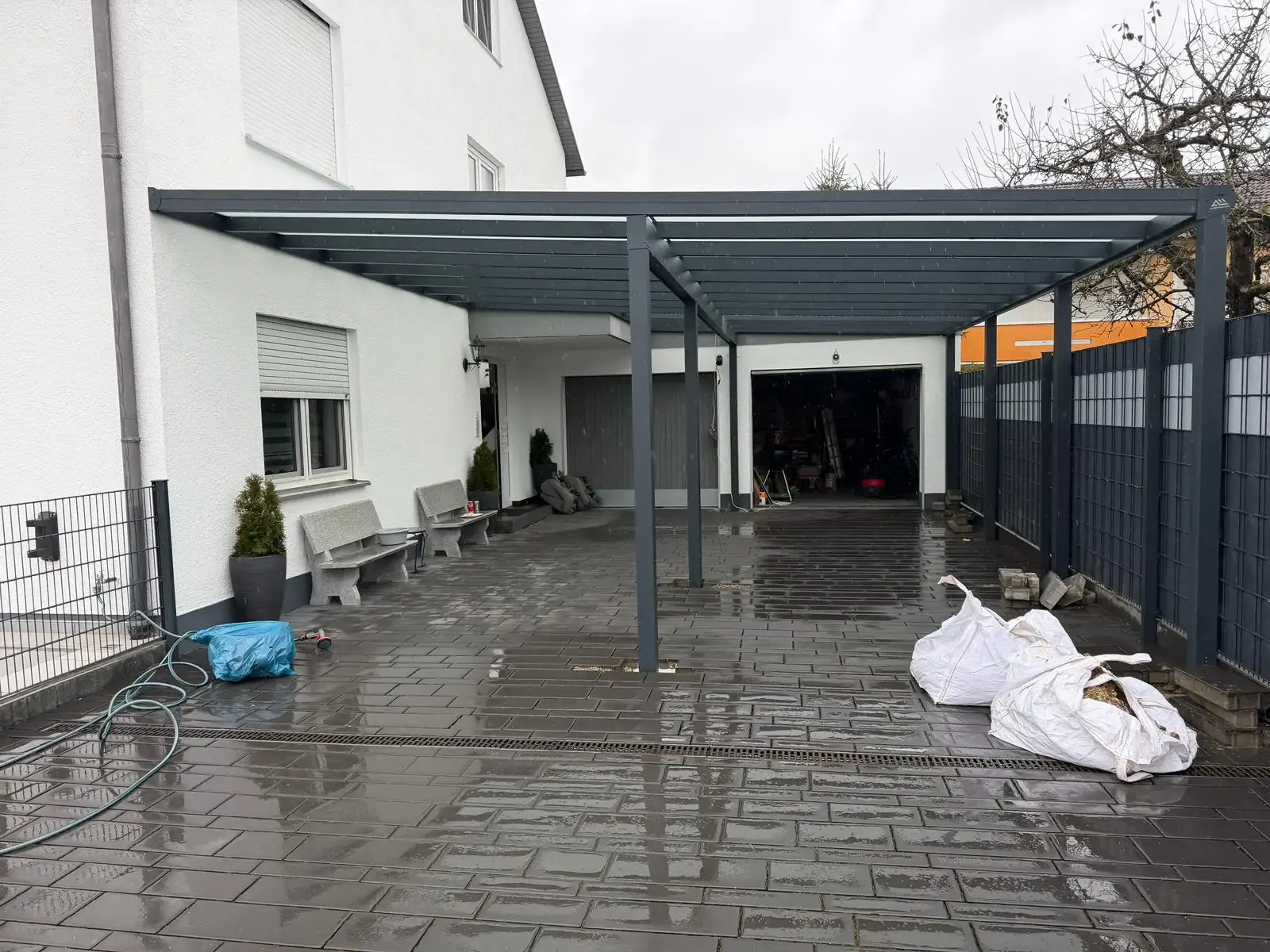 Großes Carport mit Wandanschluss in Aichach in Anthrazit mit VSG Mattglas und LED-Beleuchtung